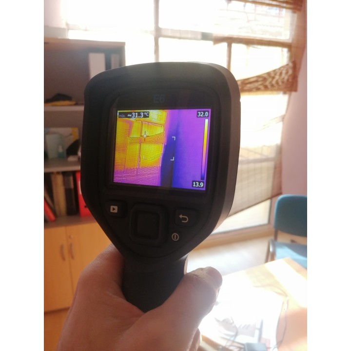 Cámara flir E6 detectando calor en ventana