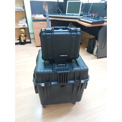 Cajas de transporte altavoz BP012 y fuente de ruido AP602