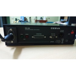 Parte trasera del RS-60, mostrando conectores y alimentación