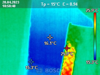 Posible zona de concentración de humedad en la parte central de la imagen